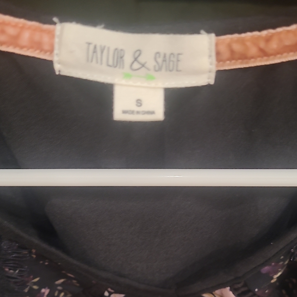 Taylor & Sage Black Floral Top - Picture 2 of 3